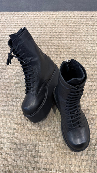 Boots Aniyeby