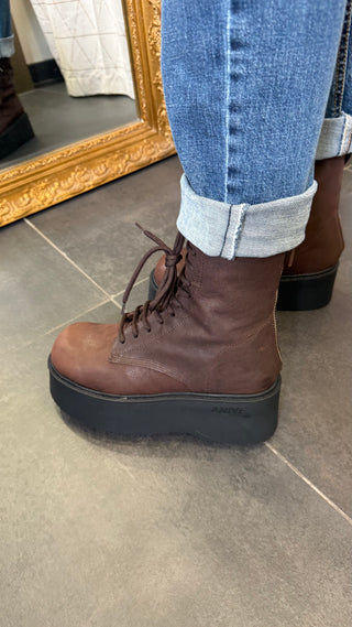 Boots Aniyeby