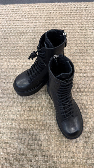 Boots Aniyeby